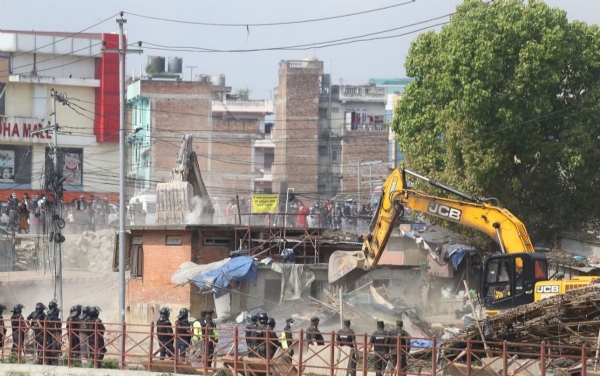 काठमाडौंमा भूमिहीन बस्तीहरूमा बुलडोजर चलाइएपछि 15 हजारभन्दा बढी मानिस घरबारविहीन काठमाडौंमा भूमिहीन बस्तीहरूमा बुलडोजर चलाइएपछि 15 हजारभन्दा बढी मानिस घरबारविहीन