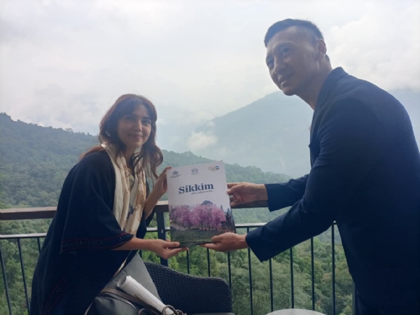 भूमि पेडनेकरलाई स्वागत गर्दै पर्यटन विभागका अध्यक्ष। भूमि पेडनेकरलाई स्वागत गर्दै पर्यटन विभागका अध्यक्ष।