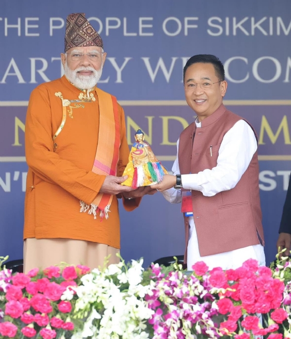 प्रधानमन्त्री नरेन्द्र मोदी र मुख्यमन्त्री प्रेमसिंह तामाङ। फाइल फोटो। प्रधानमन्त्री नरेन्द्र मोदी र मुख्यमन्त्री प्रेमसिंह तामाङ। फाइल फोटो।