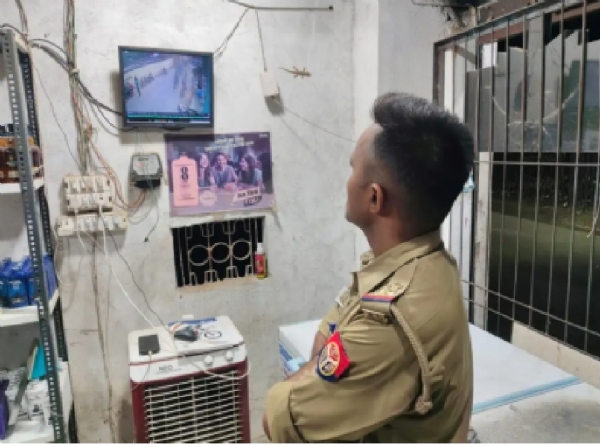 सीसीटीवी जाँच गर्दै पुलिस सीसीटीवी जाँच गर्दै पुलिस