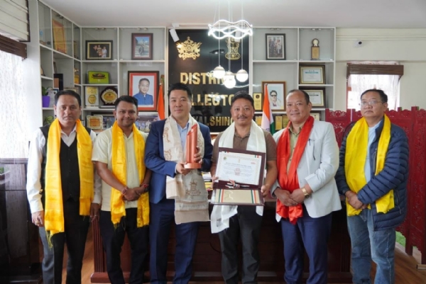जिल्लापाललाई पुरस्कार हस्तान्तरण जिल्लापाललाई पुरस्कार हस्तान्तरण