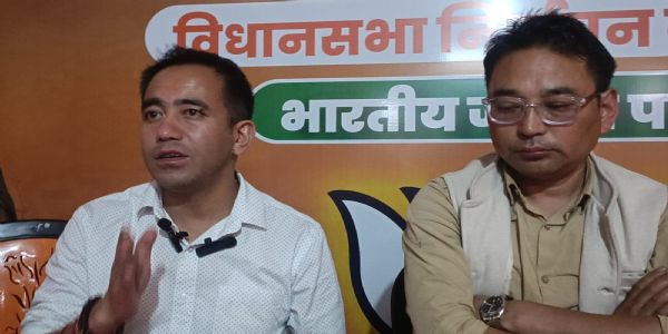 मोदी सरकारको 12 वर्ष पूरा भएकोमा भाजपा जिल्ला अध्यक्ष र खरसाङका विधायकले दिए बधाई