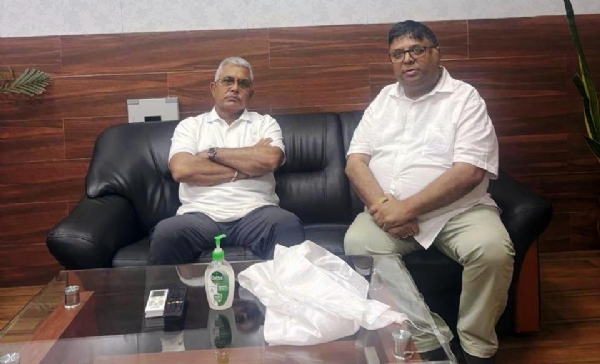 गोजमुमो महासचिव रोशन गिरी र मन्त्री दिलिप घोष