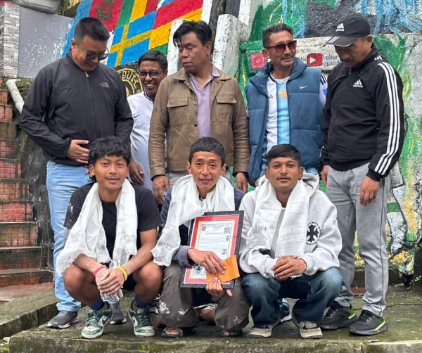 युनाइटेड रंगबुल फुटबल क्लबद्वारा तीनजना कलाकारहरुलाई सम्मान युनाइटेड रंगबुल फुटबल क्लबद्वारा तीनजना कलाकारहरुलाई सम्मान