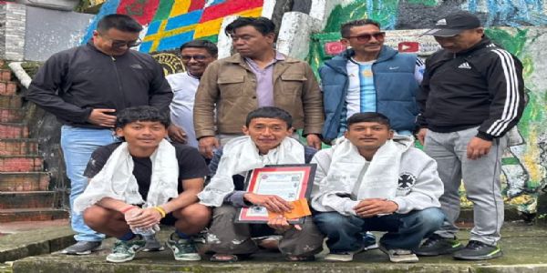 युनाइटेड रंगबुल फुटबल क्लबद्वारा तीनजना कलाकारहरु सम्मानित