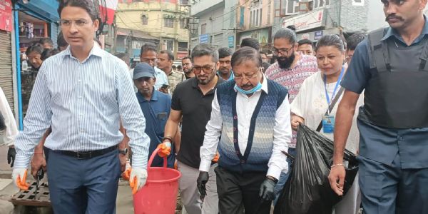 सांसद राजु विष्टको नेतृत्वमा खरसाङ बजारमा सर सफाई कार्यक्रम सम्पन्न
