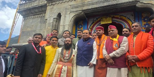 बदरीनाथ-केदारनाथ धाम पुगे मुकेश अम्बानी, बीकेटीसीलाई 10 करोड़ रूपियाँको गरे दान