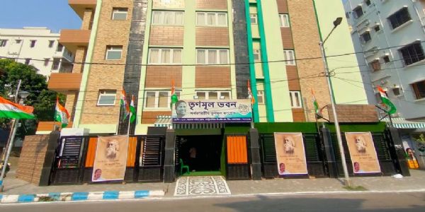 कोलकाताको टोपसिया स्थित तृणमूलका अस्थायी पार्ट कार्यालयमा लाग्यो ताला