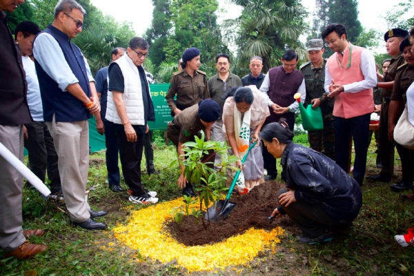 केन्द्रिय राज्यमन्त्री करन्दलाजे “एक पेड माँ के नाम” कार्यक्रममा सहभागी बनिन्
