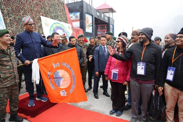 तीर्थ यात्रीहरूलाई झण्डा हल्लाएर प्रस्थान गर्दै राज्यपाल तीर्थ यात्रीहरूलाई झण्डा हल्लाएर प्रस्थान गर्दै राज्यपाल