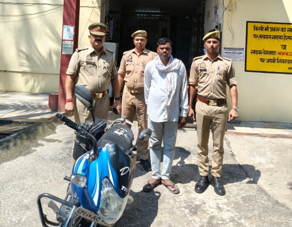 गिरफ्तार अभियुक्त के साथ पुलिस टीम