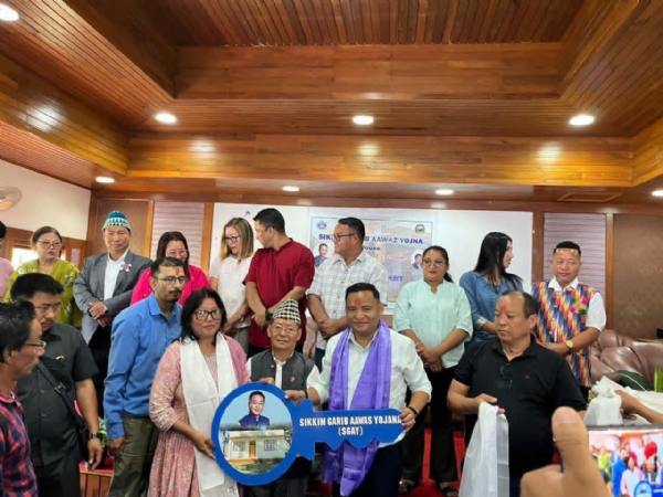 याङथाङ विधानसभा क्षेत्रका ५२ लाभार्थीहरूलाई ‘सिक्किम गरिब आवास योजना’ अन्तर्गत घरको साँचो वितरण