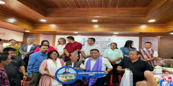याङथाङ विधानसभा क्षेत्रका ५२ लाभार्थीहरूलाई ‘सिक्किम गरिब आवास योजना’ अन्तर्गत घरको साँचो वितरण