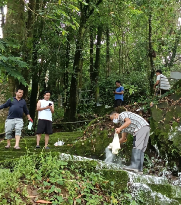 समूहका सदस्यहरू साफ सफाई गर्दै