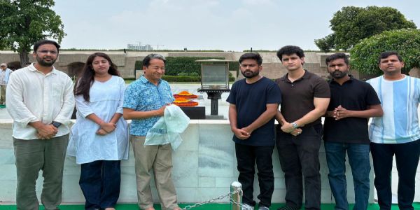 अनशनमा बस्नअघि सोनम वाङचुकले राष्ट्रपति महात्मा गान्धीलाई दिए श्रद्धाञ्जलि