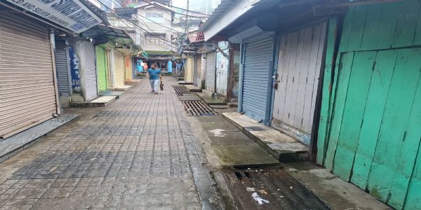खरसाङको हाट बजार क्षेत्रका 123 पसलहरूलाई निष्कासन सूचना जारी: विरोधमा पसलहरु बन्द