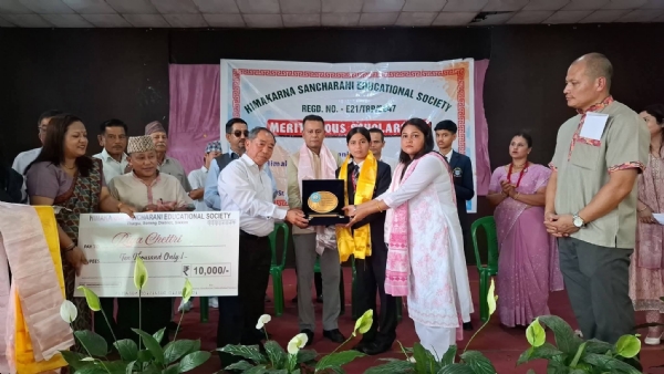 सोरेङ-च्याखुङ समष्टिका टप्पर विद्यार्थीहरूलाई छात्रवृत्ति प्रदान सोरेङ-च्याखुङ समष्टिका टप्पर विद्यार्थीहरूलाई छात्रवृत्ति प्रदान