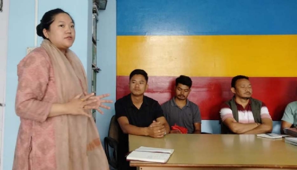 एसडीएफ युवा मोर्चाको बैठकलाई सम्बोधन गर्दै एसडीएफ नेतृ कोमल चामलिङ। एसडीएफ युवा मोर्चाको बैठकलाई सम्बोधन गर्दै एसडीएफ नेतृ कोमल चामलिङ।