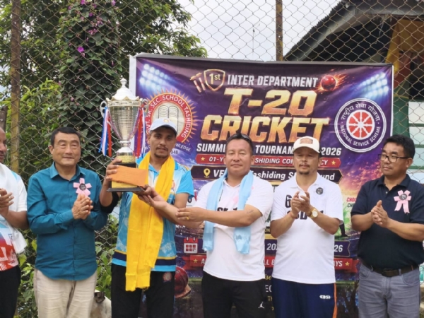खेलाडीहरूलाई पुरस्कृत गर्दै मुख्य अतिथि कृष्ण लेप्चा। खेलाडीहरूलाई पुरस्कृत गर्दै मुख्य अतिथि कृष्ण लेप्चा।