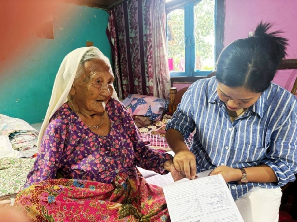 नाम्ची जिल्लामा गणना फाराम वितरण गर्दै बीएलअेा नाम्ची जिल्लामा गणना फाराम वितरण गर्दै बीएलअेा