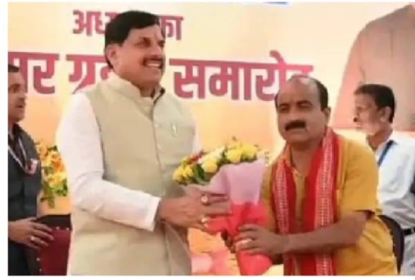 मुख्यमन्त्री मोहन यादवको साथमा महेश केवट। फाइल फोटो मुख्यमन्त्री मोहन यादवको साथमा महेश केवट। फाइल फोटो