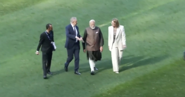 मेलबर्न क्रिकेट ग्राउंड में आयोजित कार्यक्रम के दौरान प्रधानमंत्री नरेन्द्र मोदी और ऑस्ट्रेलिया के प्रधानमंत्री एंथनी अल्बनीज। मेलबर्न क्रिकेट ग्राउंड में आयोजित कार्यक्रम के दौरान प्रधानमंत्री नरेन्द्र मोदी और ऑस्ट्रेलिया के प्रधानमंत्री एंथनी अल्बनीज।