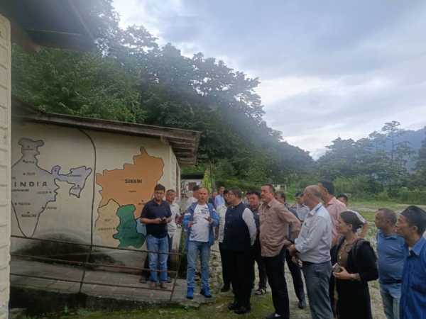 प्रदेश भाजपा अध्यक्षले राबोङमा पैह्रो प्रभावित लिङ्जू प्राथमिक पाठशालाको भ्रमण गरे प्रदेश भाजपा अध्यक्षले राबोङमा पैह्रो प्रभावित लिङ्जू प्राथमिक पाठशालाको भ्रमण गरे
