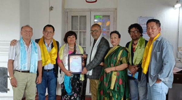 गीतकार बालकृष्ण थामीद्वारा गीत संग्रहका प्रकाशिका आशा प्रधानलाई सम्मान गीतकार बालकृष्ण थामीद्वारा गीत संग्रहका प्रकाशिका आशा प्रधानलाई सम्मान