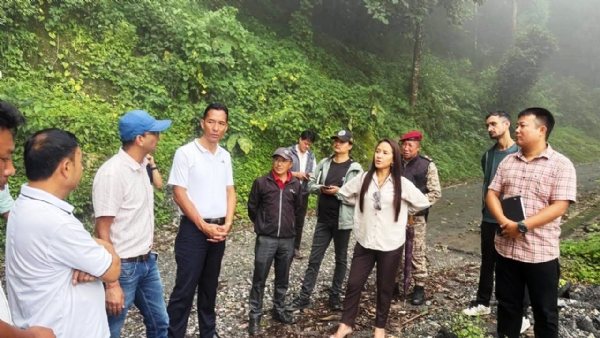 जिल्लापाल ताम्लिङले पैह्रो प्रभावित साम्ड्रुप्चे मार्गको स्थलगत निरीक्षण गरिन्