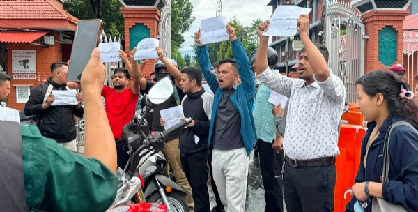 नेपाल के सिंहदरबार के आगे प्रदर्शन करते छात्र नेपाल के सिंहदरबार के आगे प्रदर्शन करते छात्र