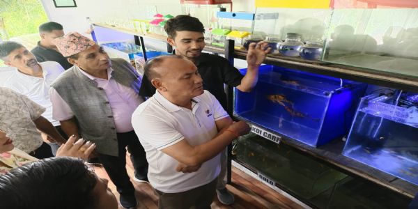 मन्त्री गुरुङले फिश कियोस्क उद्घाटन गरे, सरकारी योजनाहरूबाट लाभ उठाउन आह्वान गरे