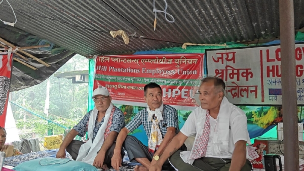 अनशनमा बसेका अवकाश प्राप्त कर्मचारीहरू अनशनमा बसेका अवकाश प्राप्त कर्मचारीहरू