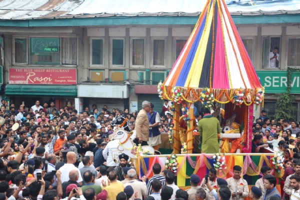 रथ यात्रामा राज्यपाल सहभागी बन्दै रथ यात्रामा राज्यपाल सहभागी बन्दै