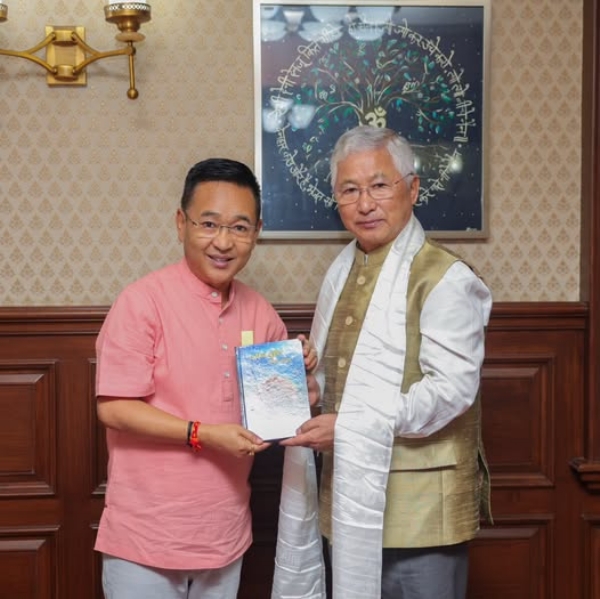 राज्यसभा सांसद डीटी लेप्चाले मुख्यमन्त्रीसॅंग भेट गरे राज्यसभा सांसद डीटी लेप्चाले मुख्यमन्त्रीसॅंग भेट गरे