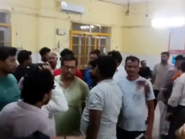 जिला अस्पताल में एकत्र ग्रामीण जिला अस्पताल में एकत्र ग्रामीण
