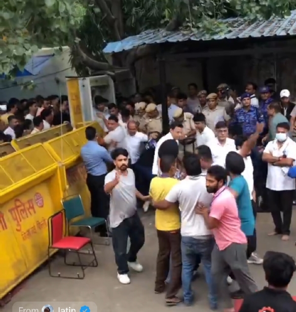 दिल्ली के जंतर मंतर पर सुबह के हालात। दिल्ली के जंतर मंतर पर सुबह के हालात।