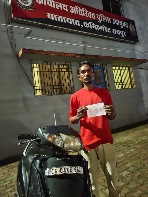 यातायात नियमों का उल्लंघन करने वाले युवक पर चालानी कार्रवाई की गई यातायात नियमों का उल्लंघन करने वाले युवक पर चालानी कार्रवाई की गई