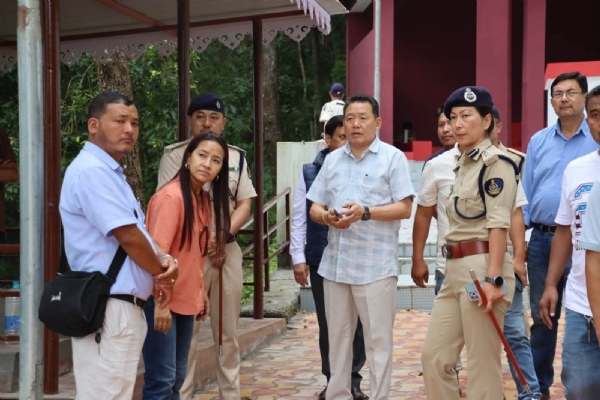 निरीक्षण गर्दै मन्त्री राई तथा अन्य। निरीक्षण गर्दै मन्त्री राई तथा अन्य।