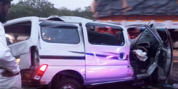तिरुप्पुरमा सड़क दुर्घटना: ग्यास ट्याङ्कर र ट्रकको बीचमा फस्यो कार, तीन जनाको मृत्यु, पाँच जना घाइते
