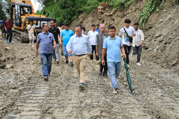 सडक मार्गको निरीक्षण भ्रमण गर्दै सचिव अनिल राज राई तथा अन्य। सडक मार्गको निरीक्षण भ्रमण गर्दै सचिव अनिल राज राई तथा अन्य।