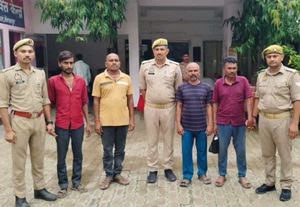 आरोपियों को न्यायालय ले जाती विंध्याचल पुलिस। आरोपियों को न्यायालय ले जाती विंध्याचल पुलिस।