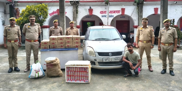 फोटो गिरफ्तार अभियुक्त पुलिस के साथ फोटो गिरफ्तार अभियुक्त पुलिस के साथ