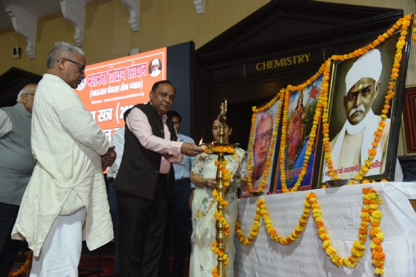 कार्यक्रम के शुभारंभ अवसर पर मंचस्थ अतिथि कार्यक्रम के शुभारंभ अवसर पर मंचस्थ अतिथि
