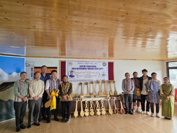 लेप्चा परम्परागत वाद्यवादनका साथ अतिथिहरु लेप्चा परम्परागत वाद्यवादनका साथ अतिथिहरु
