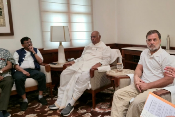संसद के मानसून सत्र के दौरान संसद भवन स्थित मल्लिकार्जुन खरगे के कक्ष में आयोजित इंडिया गठबंधन के फ्लोर नेताओं की बैठक में शामिल नेता। संसद के मानसून सत्र के दौरान संसद भवन स्थित मल्लिकार्जुन खरगे के कक्ष में आयोजित इंडिया गठबंधन के फ्लोर नेताओं की बैठक में शामिल नेता।