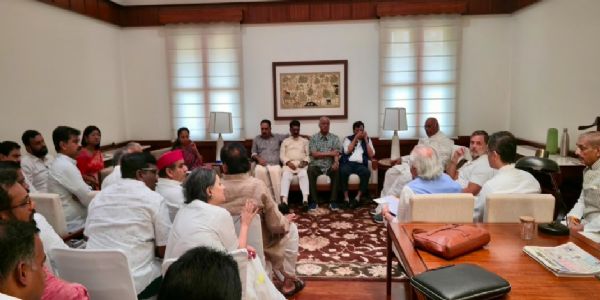 इन्डी गठबन्धनका फ्लोर नेताहरूको बैठकमा सरकारलाई घेर्ने रणनीतिबारे छलफल