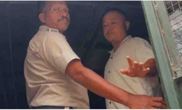 गिरफ्तार तृणमूल युवा नेता को पुलिस ले जाती हुए