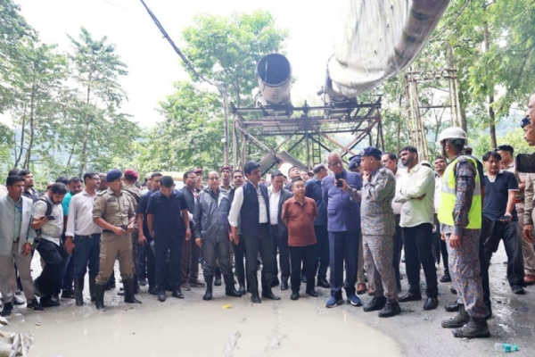 राज्यपाल ओमप्रकाश माथुर र मुख्यमन्त्री प्रेमसिंह तामाङले घटनास्थलको निरीक्षण गर्दै। राज्यपाल ओमप्रकाश माथुर र मुख्यमन्त्री प्रेमसिंह तामाङले घटनास्थलको निरीक्षण गर्दै।