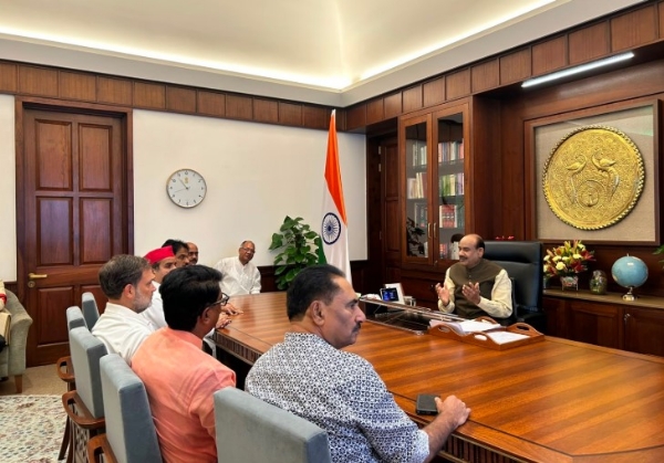 नीट-यूजी पेपर लीक, परीक्षा संकट और छात्रों पर कथित पुलिस कार्रवाई के मुद्दे पर चर्चा की मांग को लेकर लोकसभा अध्यक्ष ओम बिरला से मुलाकात करते नेता प्रतिपक्ष राहुल गांधी और विपक्षी सांसद।