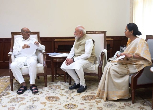 राष्ट्रवादी कांग्रेस पार्टी (शरदचंद्र पवार) के अध्यक्ष शरद पवार और लोकसभा सदस्य सुप्रिया सुले बुधवार को संसद भवन में प्रधानमंत्री नरेन्द्र मोदी से मुलाकात के दौरान राष्ट्रवादी कांग्रेस पार्टी (शरदचंद्र पवार) के अध्यक्ष शरद पवार और लोकसभा सदस्य सुप्रिया सुले बुधवार को संसद भवन में प्रधानमंत्री नरेन्द्र मोदी से मुलाकात के दौरान